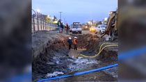 Cañería rota en Avenida Mosconi y Misiones deja a 8 barrios sin agua. Cañería rota en Avenida Mosconi y Misiones deja a 8 barrios sin agua.