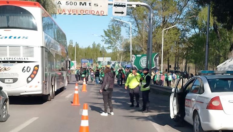El corte en los puentes carreteros es parcial: pasan los colectivos