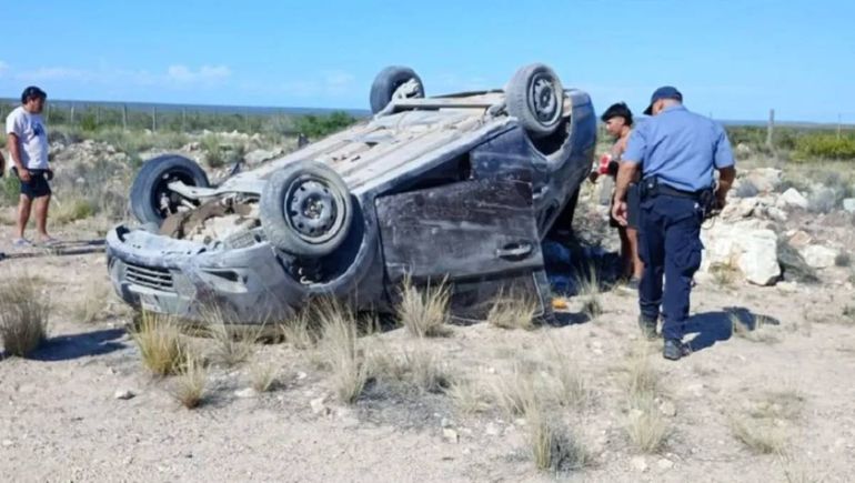 Una familia neuquina volcó en Ruta 3: cinco personas terminaron en el hospital