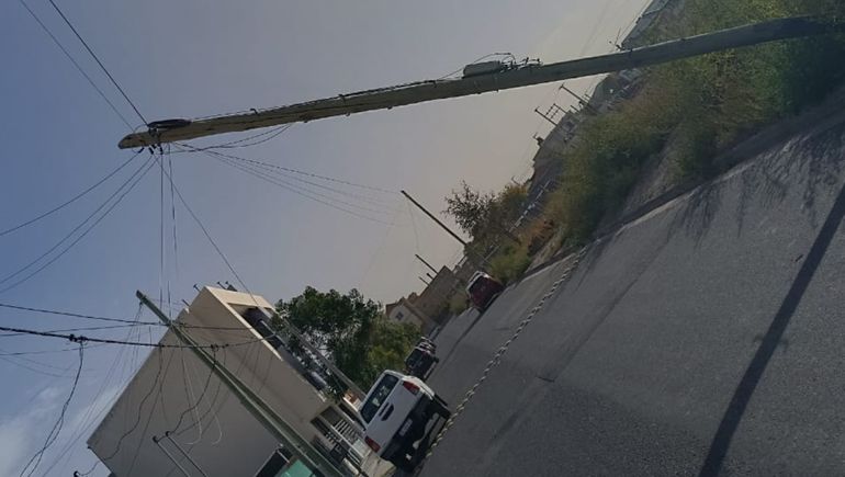 El viento derribó un poste en el barrio Huiliches de la ciudad de Neuquén y los vecinos temen por los cables caídos. El viento derribó un poste en el barrio Huiliches de la ciudad de Neuquén y los vecinos temen por los cables caídos.