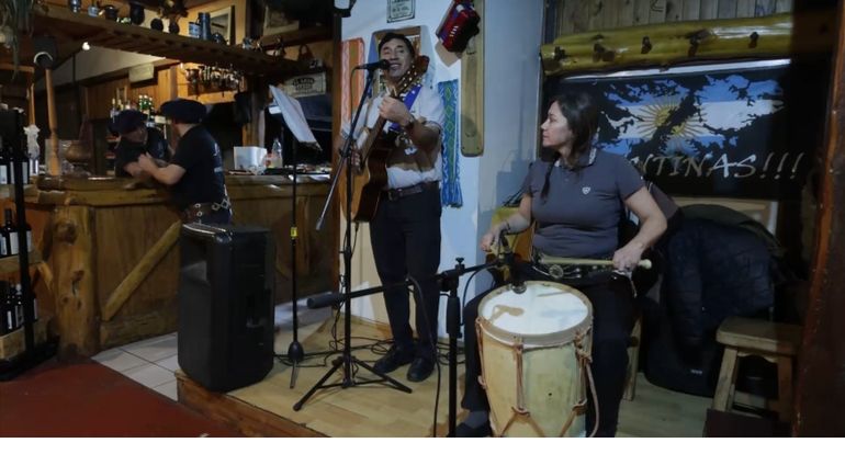 La cena en Perito Moreno es con música en vivo. La cena en Perito Moreno es con música en vivo.