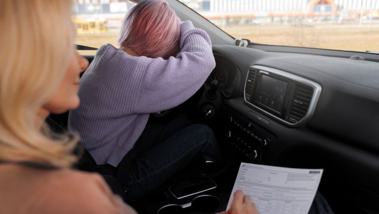 El examen de manejo donde sacar la licencia de conducir requiere de mucha destreza. Foto: Freepik.