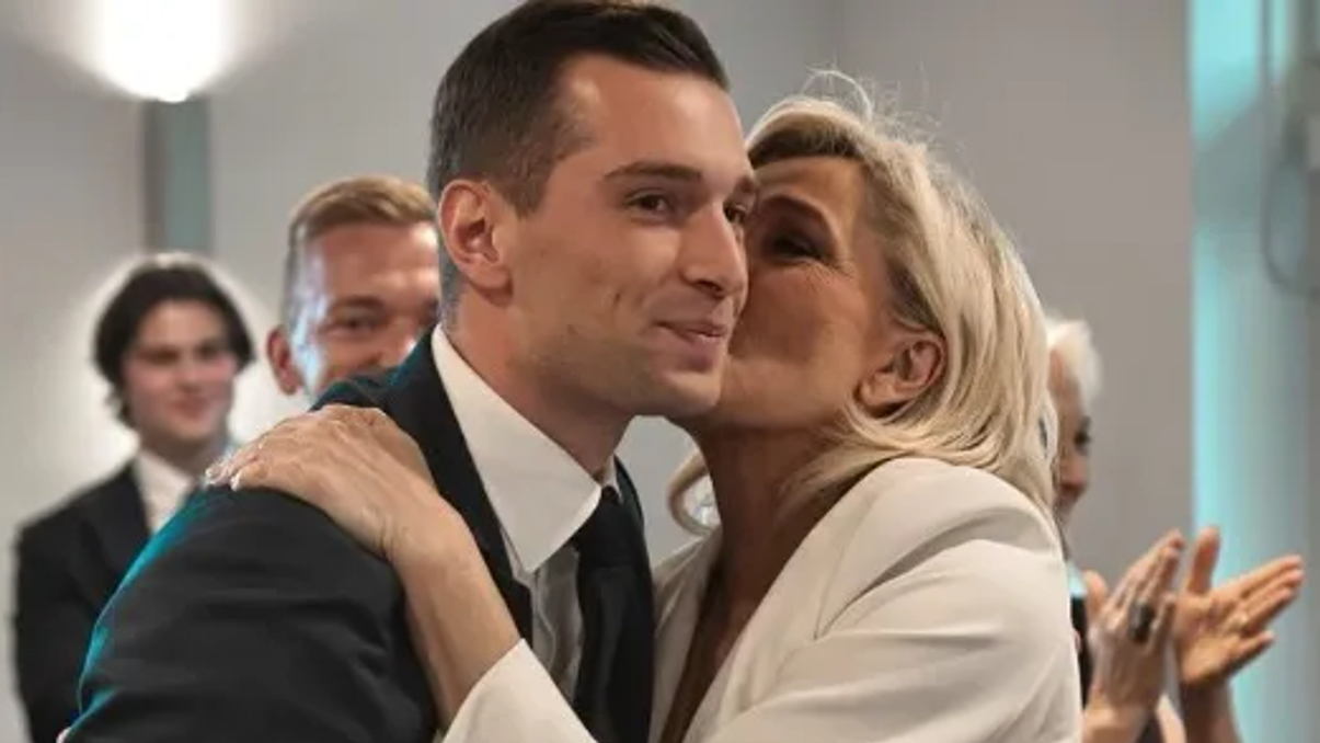 Jordan Bardella y su mentora, Marine Le Pen.