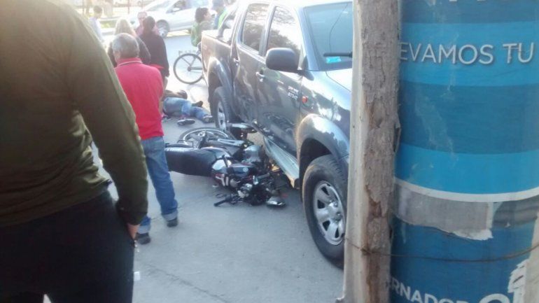 Un motociclista resultó herido tras quedar bajo las ruedas de una camioneta