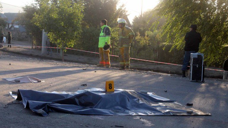 Impactante: el golpe de los cuerpos de las víctimas contra el parabrisas de la camioneta fue letal. Parte de la moto quedó aplastada dentro del zanjón. Los cuerpos salieron despedidos.
