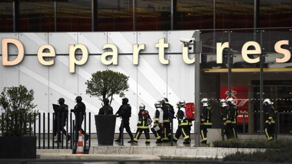 Tensión: balean a un hombre que robó un arma a un militar en París