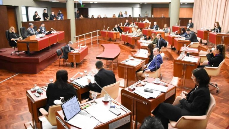 La legislatura de Chubut apoyó por amplia mayoría la ley que restringe el uso de celulares en las escuelas de la provincia: hubo un solo voto en contra. La legislatura de Chubut apoyó por amplia mayoría la ley que restringe el uso de celulares en las escuelas de la provincia: hubo un solo voto en contra.