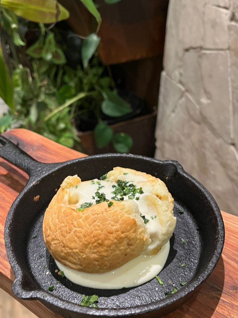 La chipa so'o es un plato típico de Paraguay. Camila lo prepara con trucha arcoiris al limón y una base de crema agria para la carta de El Marino Amarrado.