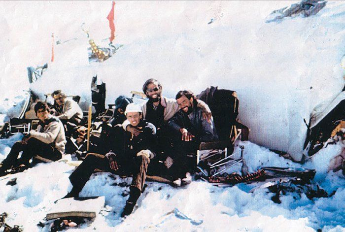 Los sobrevivientes a los pies del avión, en los primeros días. Todavía había tiempo para sonreír.