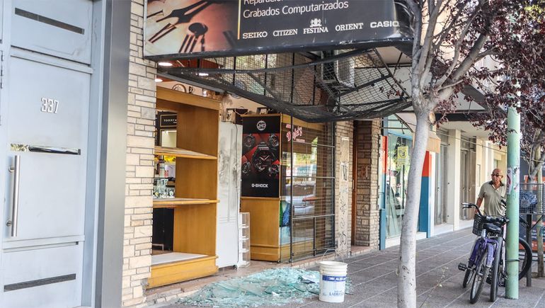 El frente de la joyería cipoleña y las consecuencias del impacto de la camioneta contra al vidriera.&nbsp;