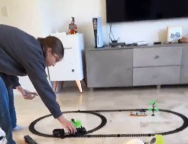 Indiana Cubero armando el tren para su hermano menor Indiana Cubero armando el tren para su hermano menor