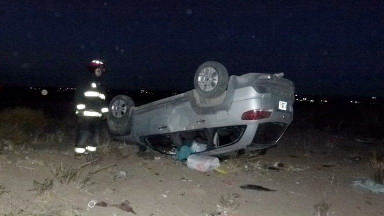 Un herido tras derrapar y volcar en Plaza Huincul