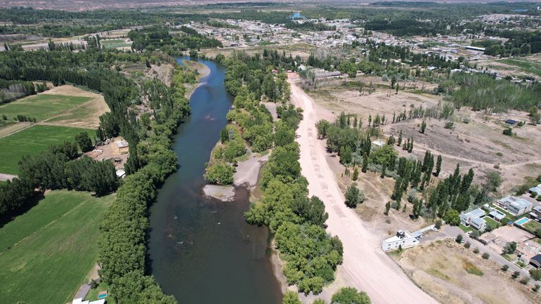 El nuevo tramo del Paseo Costero sobre el río Neuquén, entre Aguado y El Chocón. La traza del lado neuquino y las chacras del otro lado en la provincia de Río Negro. El nuevo tramo del Paseo Costero sobre el río Neuquén, entre Aguado y El Chocón. La traza del lado neuquino y las chacras del otro lado en la provincia de Río Negro.