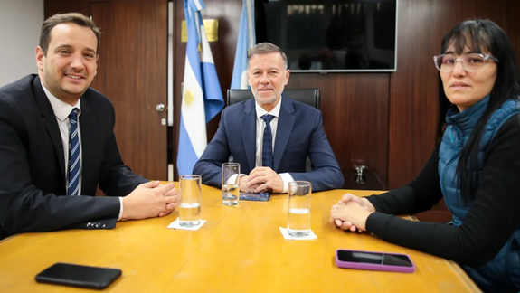 La diputada provincial del MPN, junto a los ministros Lucas Castelli y Rubén Etcheverry.