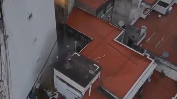 El incendio se desató en un departamento del último piso y obligó a evacuar a los vecinos del edificio.