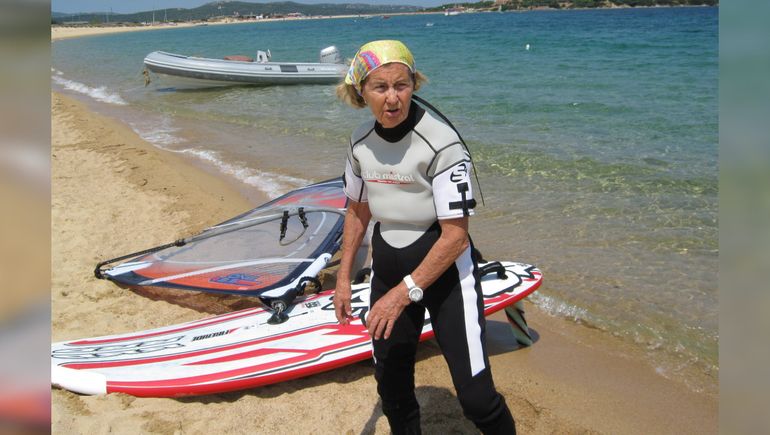 Tiene 98 años, hace windsurf y reveló su increíble dieta para sentirse una joven