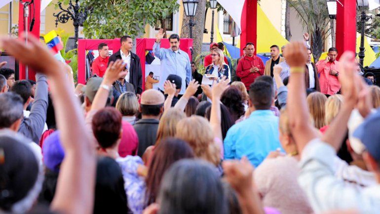 Venezolanos salen a la calle en Caracas en apoyo a Maduro