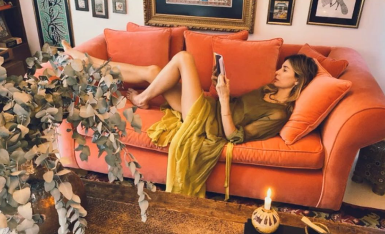 El sofá –o sillón de dos plazas- es un mueble con historia en la casa de los argentinos. El sofá –o sillón de dos plazas- es un mueble con historia en la casa de los argentinos.