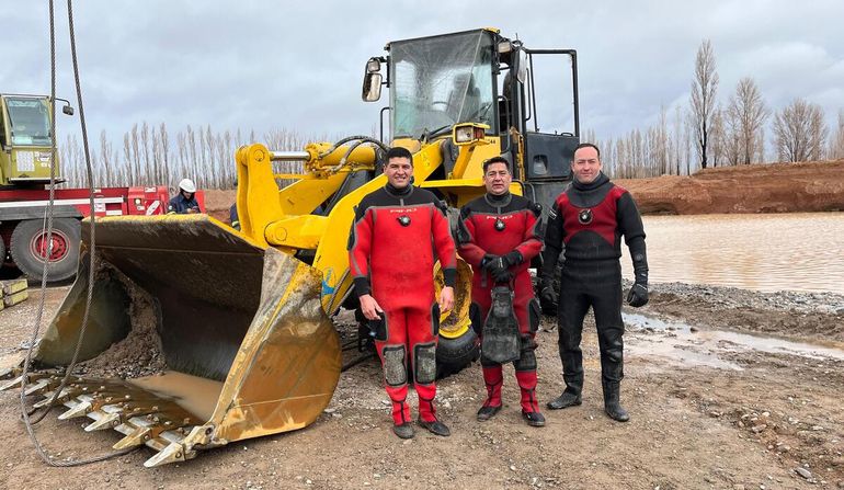 Rescate inédito con buzos: ¿Qué hacía una máquina excavadora hundida 7 metros bajo el agua?