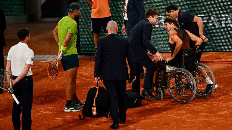 Gritos de dolor y silla de ruedas: escalofriante lesión de Zverev ante Nadal