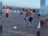 Estamos en presencia, quizás, del video del verano: el partido de fútbol en Mar del Plata que se descontroló.