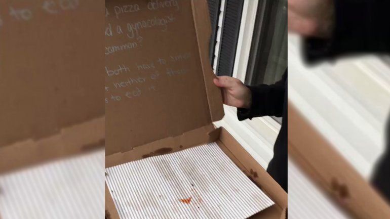 Una empleada escribió el mensaje que dos chicos le solicitaron al hacerle el pedido