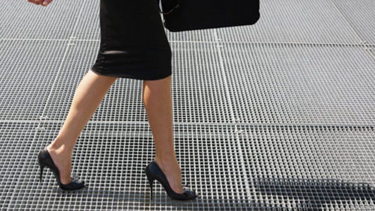 El reclamo es porque las leyes del código de vestimenta son sexistas.