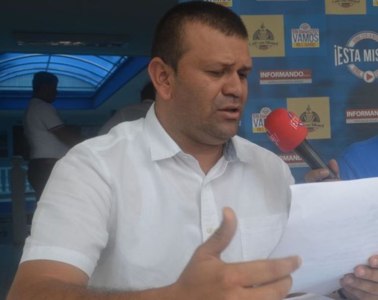 Graban a un funcionario saliendo de un hotel con una mujer en un vehículo oficial: lo descubrió su hija Graban a un funcionario saliendo de un hotel con una mujer en un vehículo oficial: lo descubrió su hija