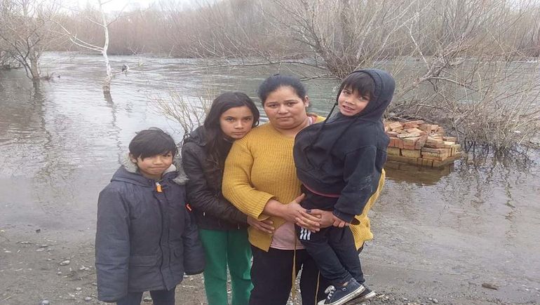 Sigue el drama para una familia afectada por la crecida del río Neuquén