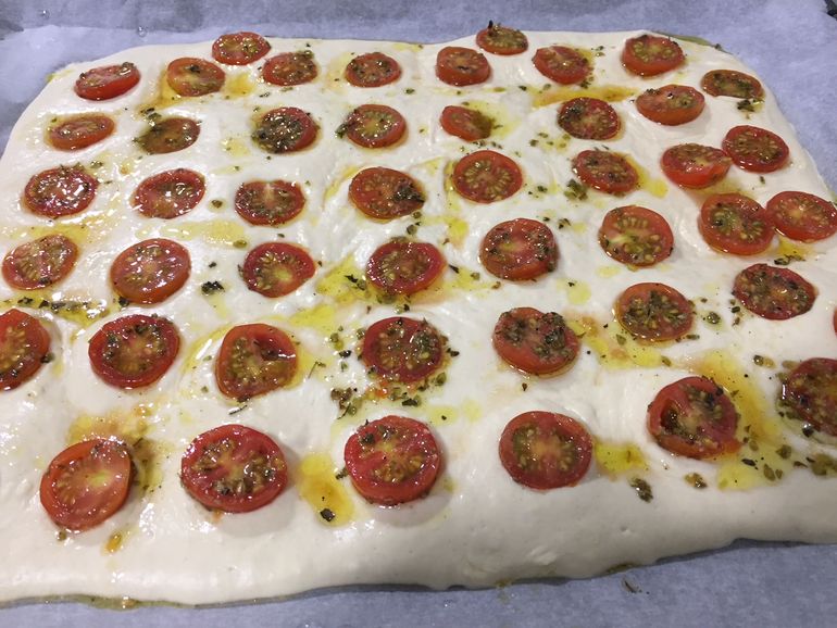 Una receta sencilla y sabrosa de focaccia casera. Una receta sencilla y sabrosa de focaccia casera.