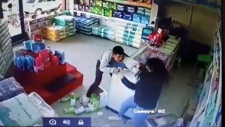 Video: se trenzó a golpes con el delincuente y evitó el robo a su comercio