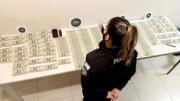 Una mujer quiso subir al avión con 430 mil dólares