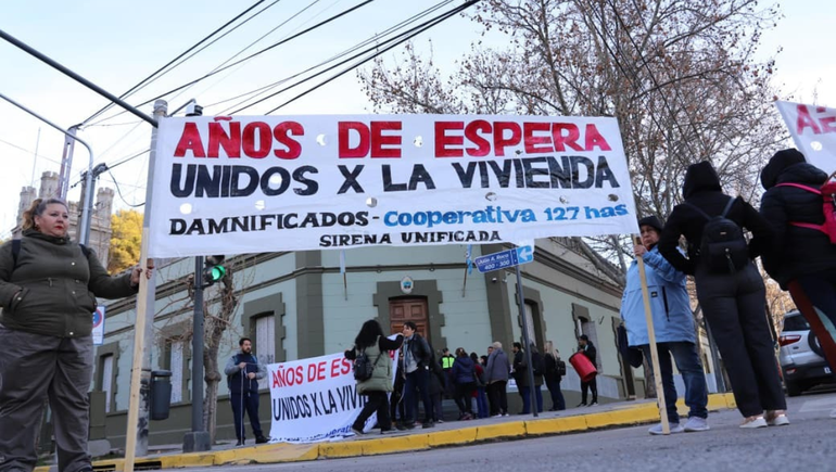 Estafados de la Cooperativa 127 Hectáreas se manifiestan en Casa de Gobierno.