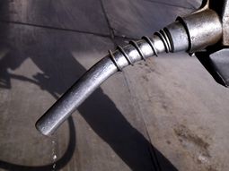 El Decreto 405/2026 extiende el diferimiento impositivo sobre nafta y gasoil hasta el 1 de julio. El Decreto 405/2026 extiende el diferimiento impositivo sobre nafta y gasoil hasta el 1 de julio.