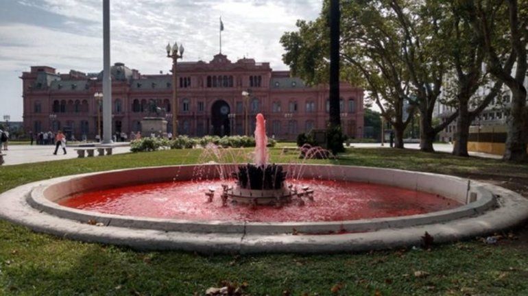 Tiñeron de rojo a la fuente de Plaza de Mayo