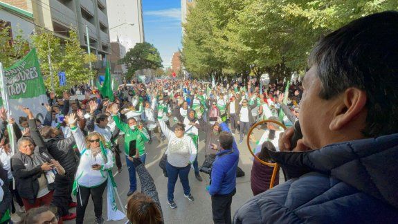 Estatales neuquinos no cobran el bono: qué dicen Quintriqueo y Guagliardo