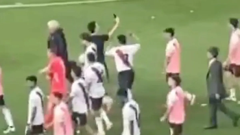 aparecio el video del hincha de boca que se filmo y fue agredido por salas aparecio el video del hincha de boca que se filmo y fue agredido por salas