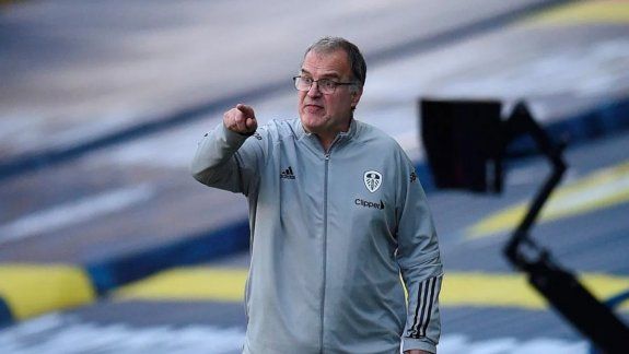 Bielsa en la previa a un clásico de la Premier, elogió al rosarino.