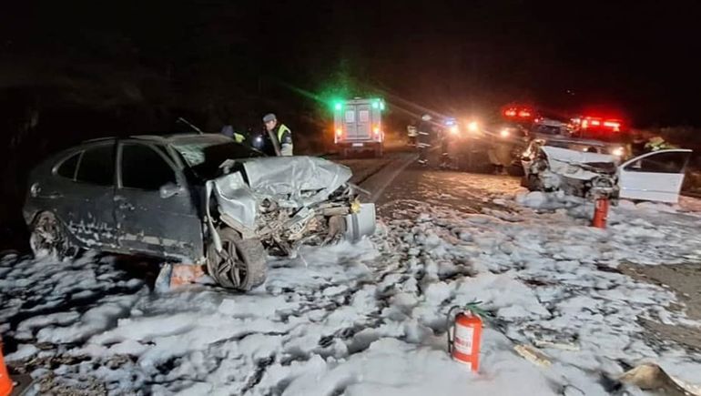 El fuerte choque ocurrió a la altura del kilómetro 2.223 de la Ruta 40, en la curva Pio Protto. El fuerte choque ocurrió a la altura del kilómetro 2.223 de la Ruta 40, en la curva Pio Protto.