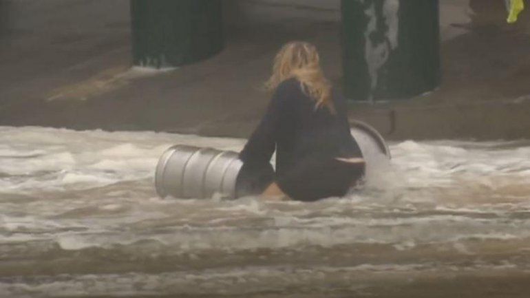 Insólito: arriesgó su vida para rescatar dos barrilles de cerveza