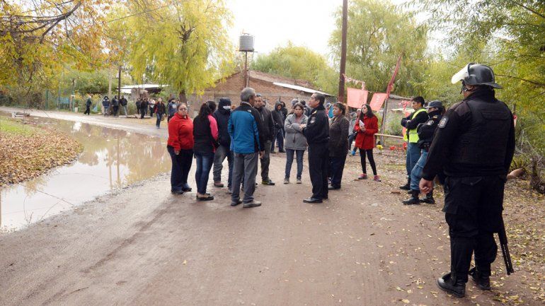 Unas 50 personas con mazas