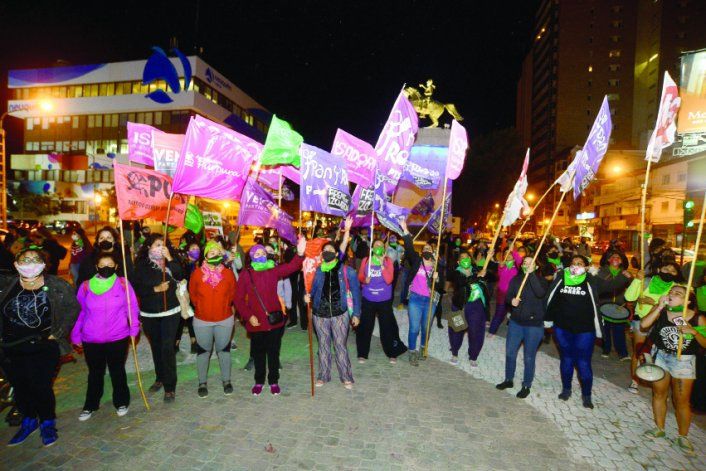 La militancia a favor de la IVE se reunió en el Centro Político y Cultural Cien Flores para protegerse del viento.