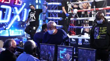 Las autoridades del VAR revisando las imágenes. Las autoridades del VAR revisando las imágenes.