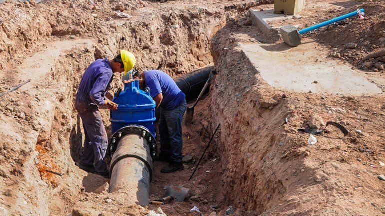 Operarios del Epas trabajando en un acueducto de la ciudad de Neuquén.
