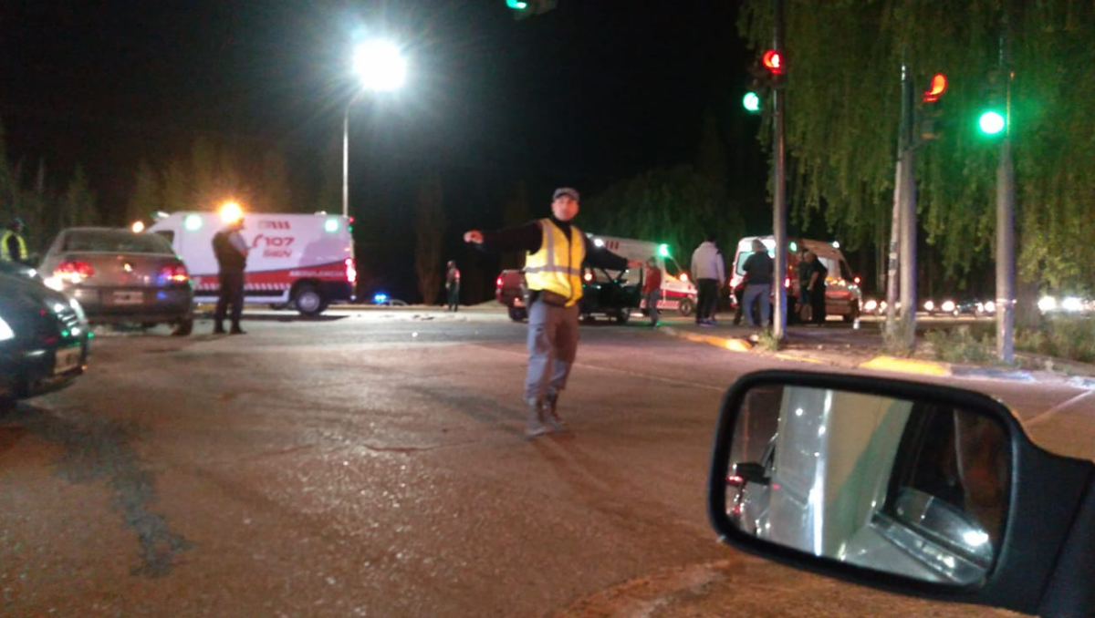 Violento choque en un cruce semaforizado de la multitrocha