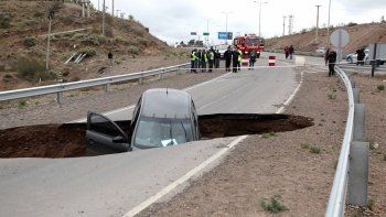un enorme pozo en la ruta 7 se trago un auto un enorme pozo en la ruta 7 se trago un auto