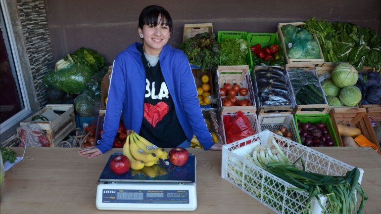 Vendió su bicicleta para abrir una verdulería y ayudar a su familia