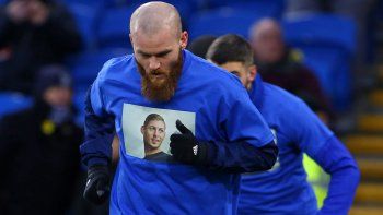 premier league: el emotivo homenaje del cardiff a emiliano sala