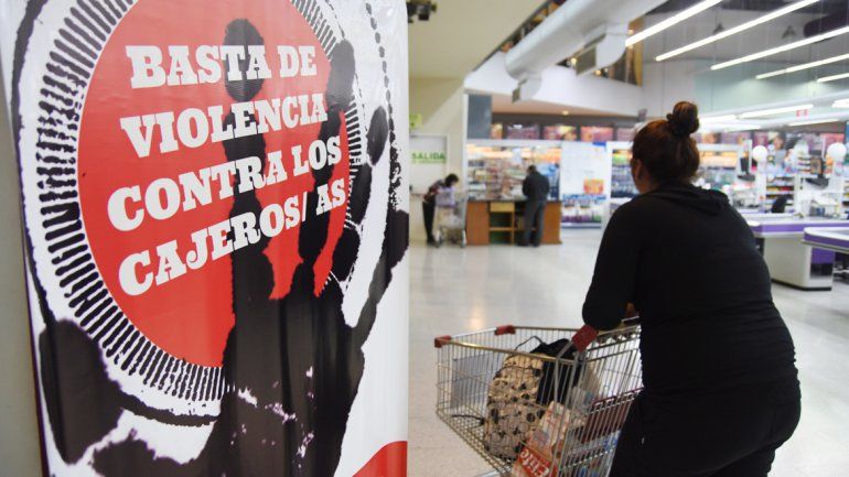 En los supermercados ya se pegaron los afiches contra la violencia.