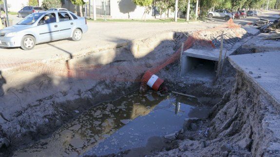 La obra con mala señalización que pone en riesgo a todo un barrio